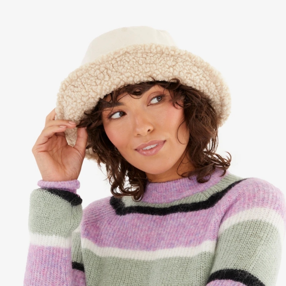 VIRGINIA WOLF Sherpa Reversible Bucket Hat In Cream